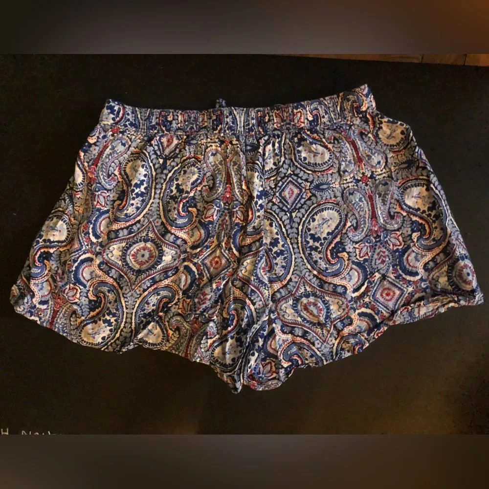 Flowy patterned shorts - Picture 2 of 2